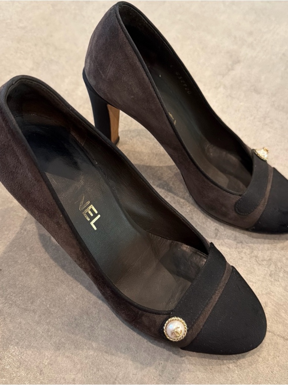 CHANEL COCO Mark Pumps Shoes 36 US 6 Gray Suede Black Ribbon Heels - Picture 3 of 13